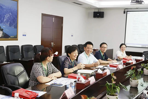 宜昌人福药业副总裁、总工程师李莉娥，产品开发中心主任吕金良，副主任吴有斌、曲龙妹等